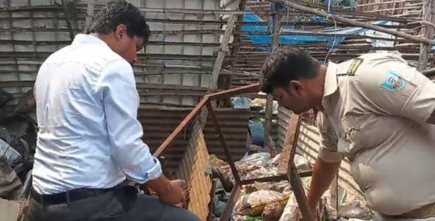 Adityapur illegal Scrap Toll: आशियाना चौक पर बेधड़क चल रहा था स्क्रैप टाल, CO ने कसा शिकंजा