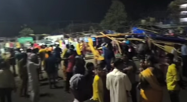 Chaibasa: जोरदार आंधी-बारिश ने मचाई तबाही, चाईबासा में बिजली गुल और सड़कें बंद