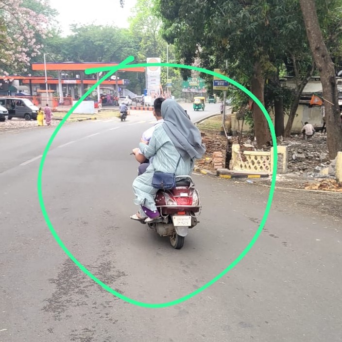 Jamshedpur : पुलिस की चेकिंग देख भाग रहा युवक स्कूटी समेत सड़क पर गिरा, महिला गंभीर