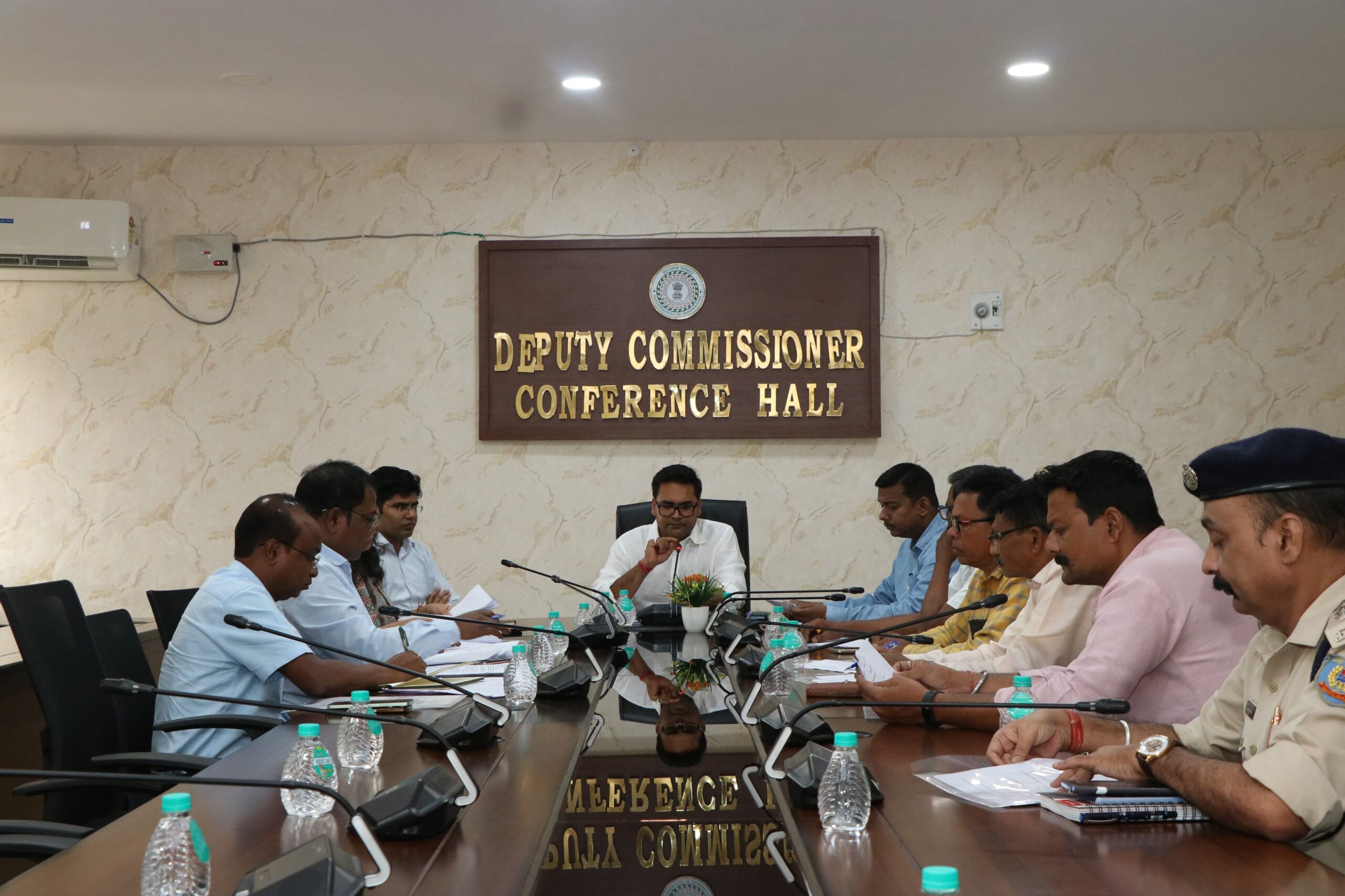 Chaibasa : उपायुक्त ने चुनावी प्रक्रियाओं को मजबूत करने के लिए सभी राजनीतिक दलों के साथ की बैठक