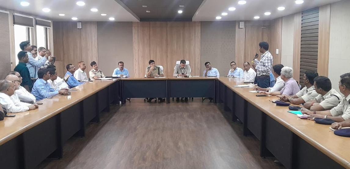 Adiyapur : जियाडा में ट्रैफिक सिग्नल लाइट को लेकर समीक्षा बैठक आयोजित