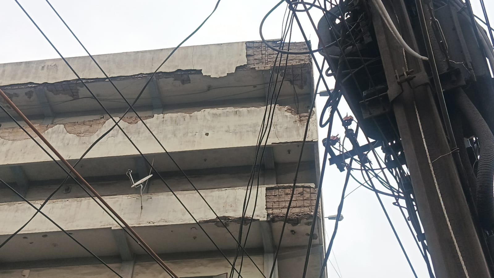 Gmharia : गम्हरिया में बहुमंजिला इमारत का छज्जा गिरा, मची अफरा-तफरी