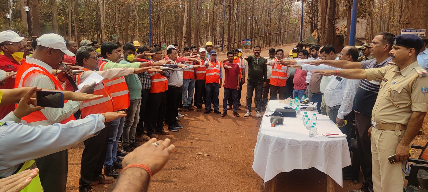 West Singhbhum: Vijaya Iron Ore Mines के कर्मियों को Tata Steel ने दिलाई सड़क सुरक्षा की शपथ