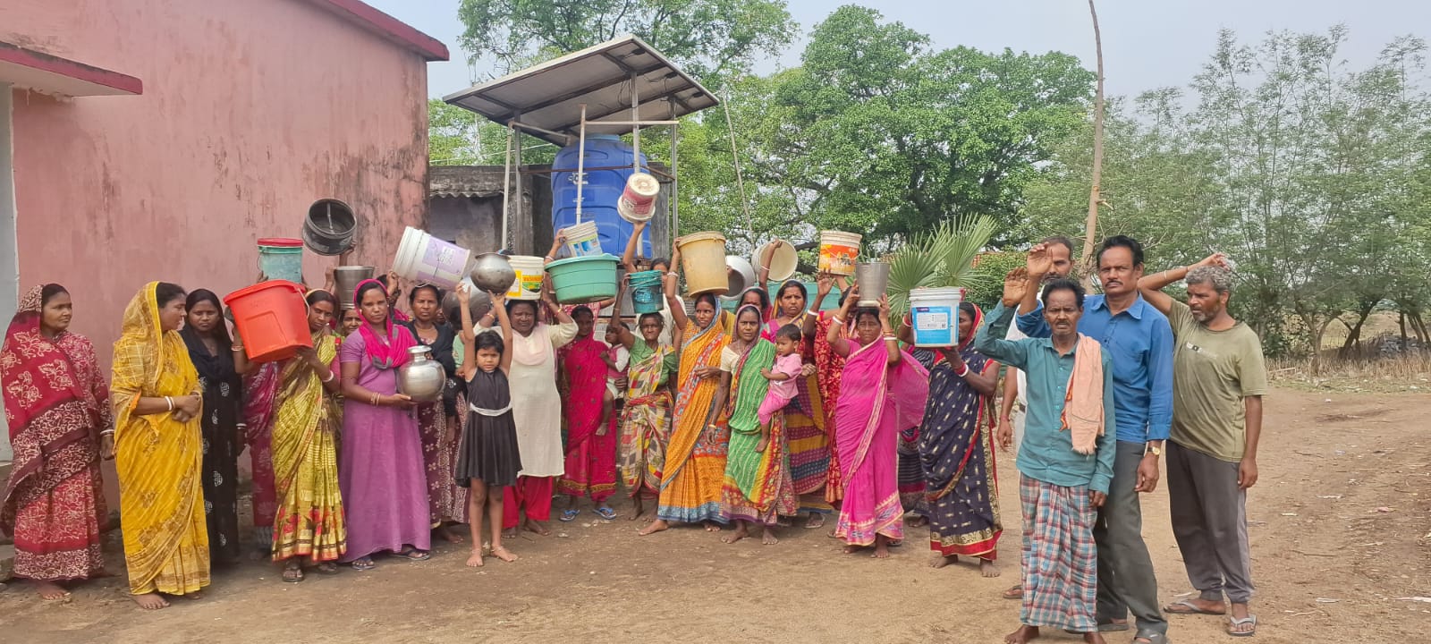 Potka: पोटका में पानी के लिए हाहाकार – शिकायत करते थक चुकी महिलाओं ने बर्तन लेकर किया जोरदार प्रदर्शन