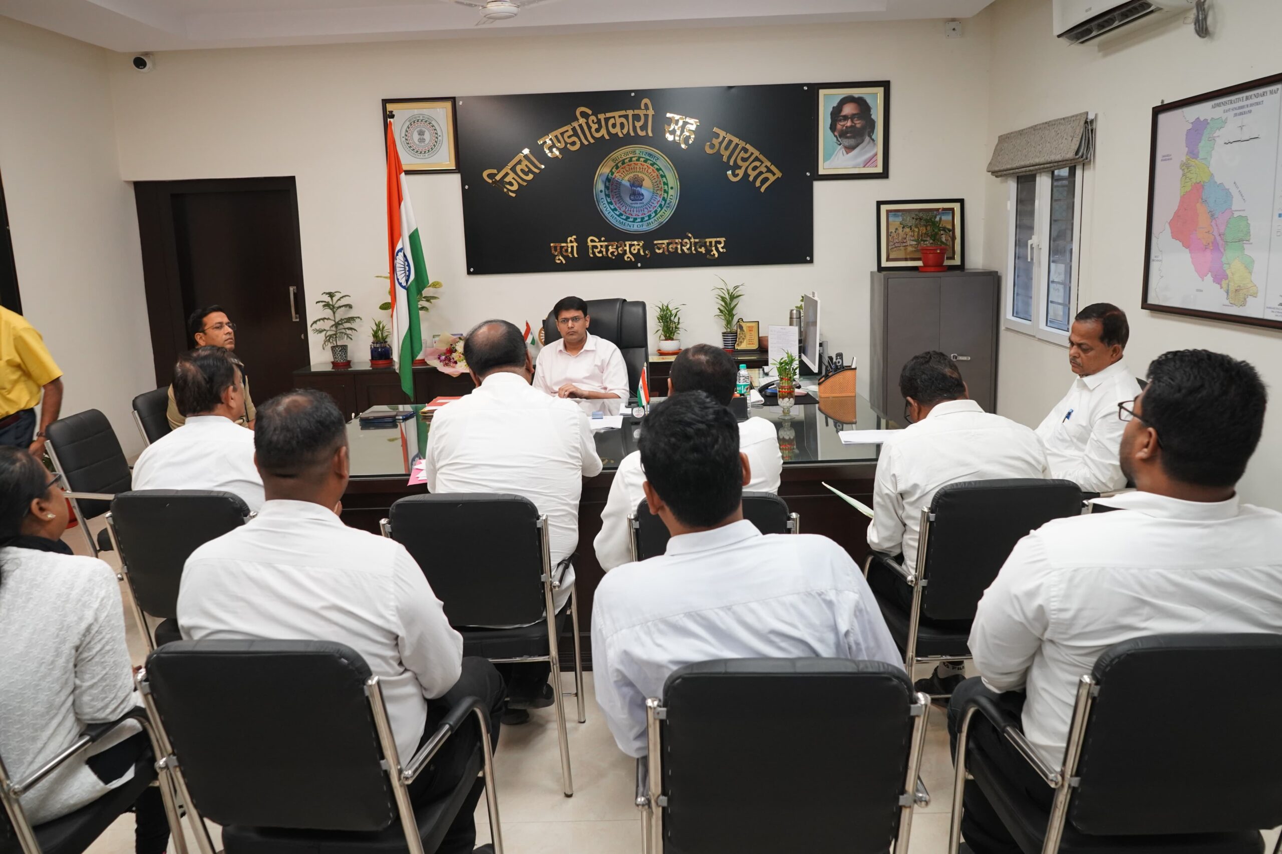 Jamshedpur: लंबित वादों के शीघ्र निपटारे के लिए उपायुक्त ने अधिकारियों से रिपोर्ट मांगी