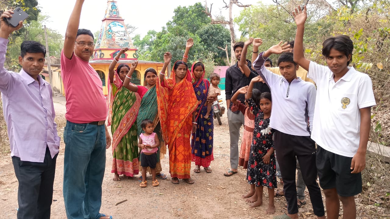 Jadugora: हाथीविंदा पंचायत की 3 हजार आबादी 5 दिनों से अंधेरे में, ग्रामीणों का फूटा गुस्सा