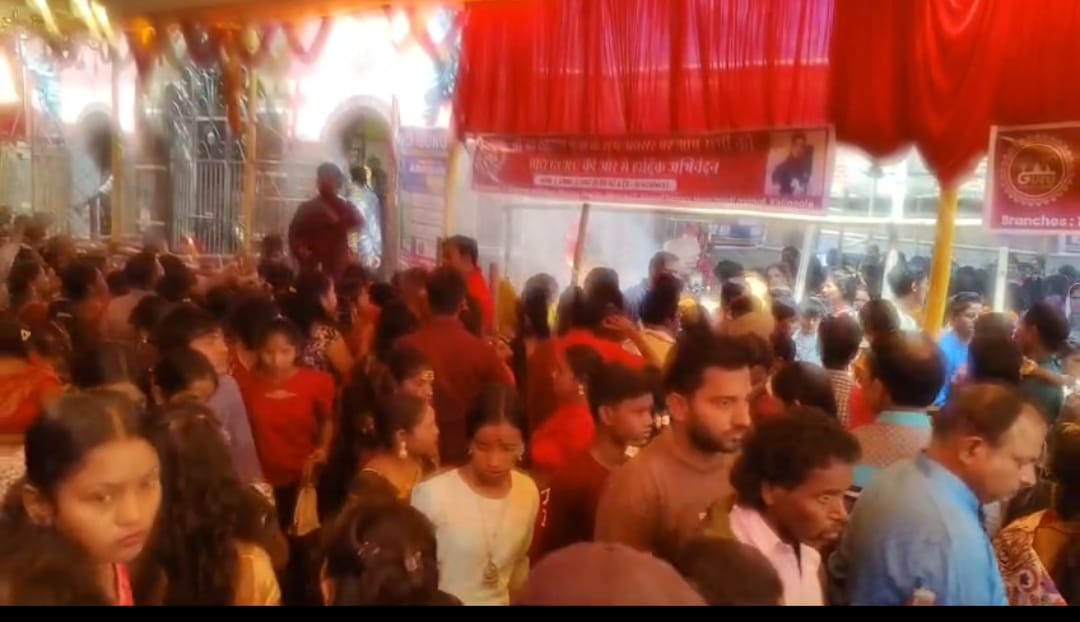 Chirkunda : धूमधाम से की गई मां शीतला देवी की पूजा, हजारों की तादाद में जुटे श्रद्धालु