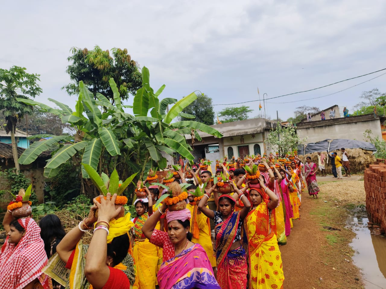 Baharagora : तीन दिवसीय मां शीतला पूजा को लेकर निकाली गई भव्य कलश यात्रा