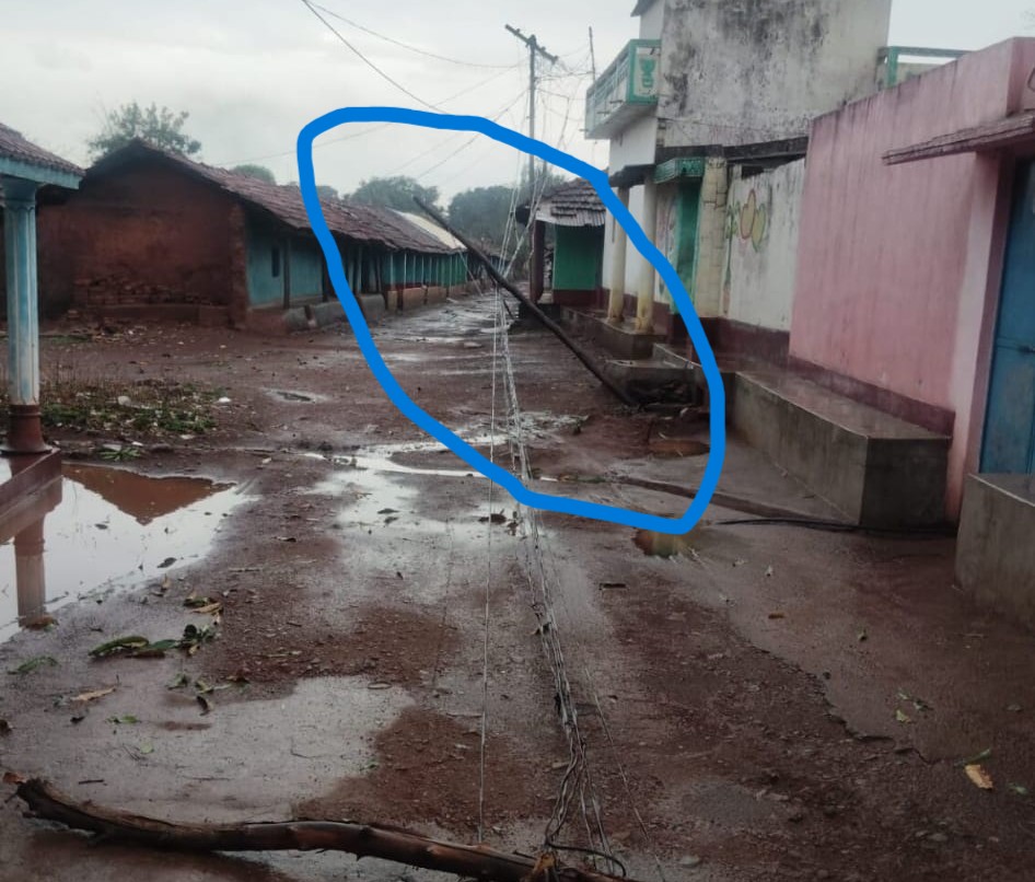 West Singhbhum: पंड्राशाली गांव में10 वर्षों से बिजली संकट – फिर टूटा बिजली खंभा, अंधेरे में डूबा पूरा गांव