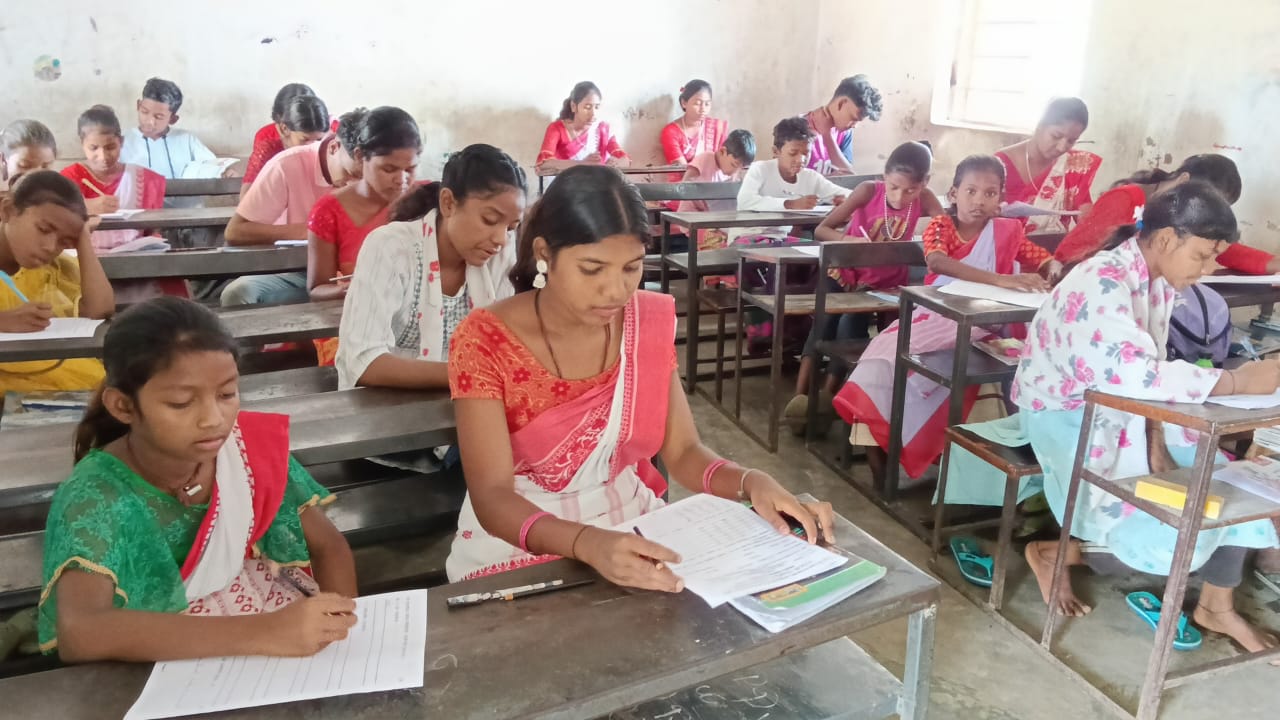 saraikela : संथाली भाषा ओल चिकि का वार्षिक परीक्षा आयोजित, 500 विद्यार्थियों ने लिया भाग