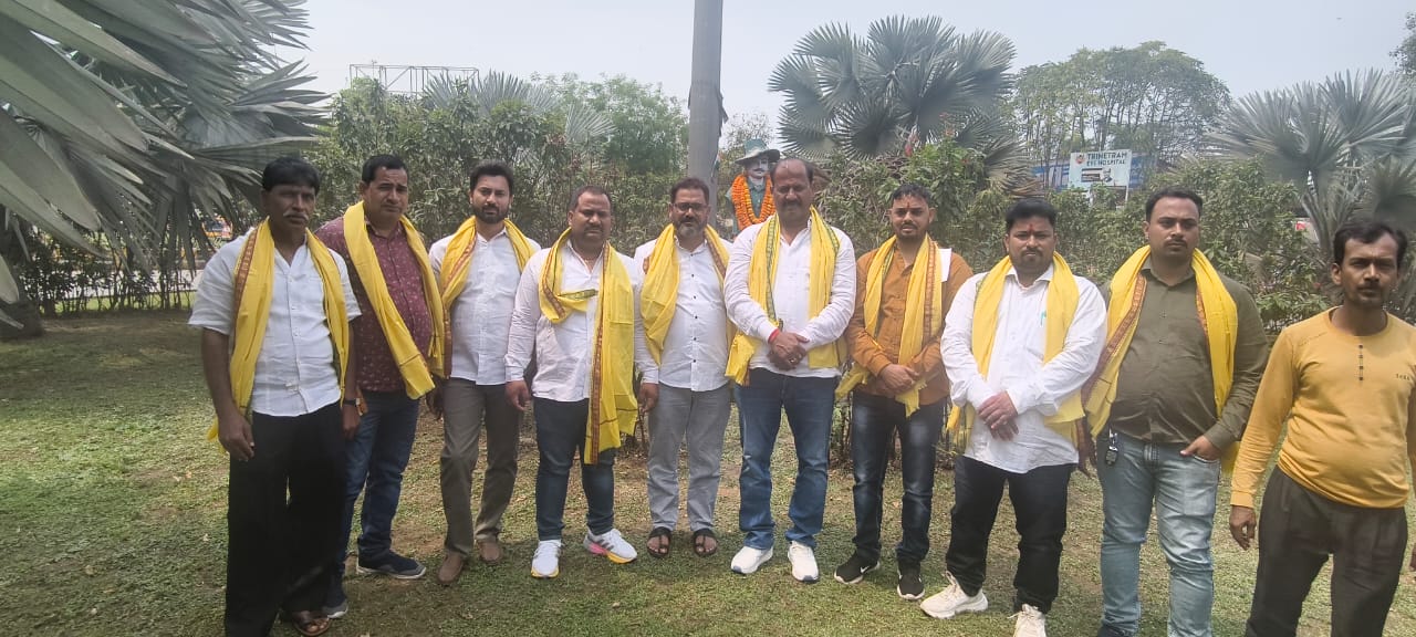 Jamshedpur : आजसू पार्टी पूर्वी सिंहभूम जिला समिति ने शहीद भगत सिंह की प्रतिमा पर माल्यार्पण कर श्रद्धांजलि अर्पित की