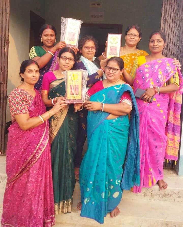 Jhargram : अग्निकन्या स्वयं सहायता समूह की महिलाओं को जिला प्रशासन ने किया सम्मानित