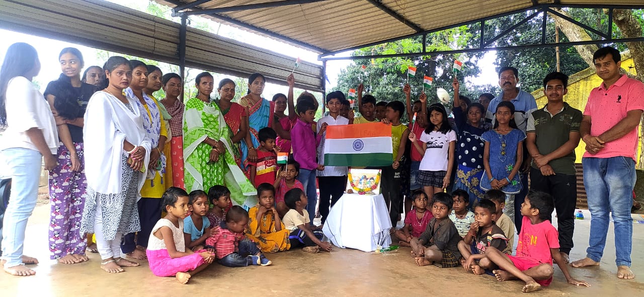 West Singhbhum: शहीदों के बलिदान को सलाम, बच्चों ने रंग भरकर किया शहीदों को किया याद