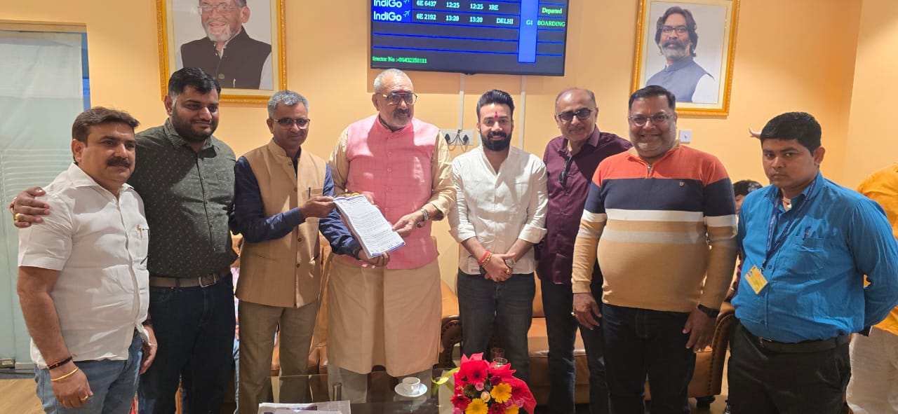 Deoghar: केंद्रीय मंत्री गिरिराज सिंह से मिला चैंबर प्रतिनिधिमंडल, फैशन और शिल्प उद्योग को मिलेगा नया केंद्र