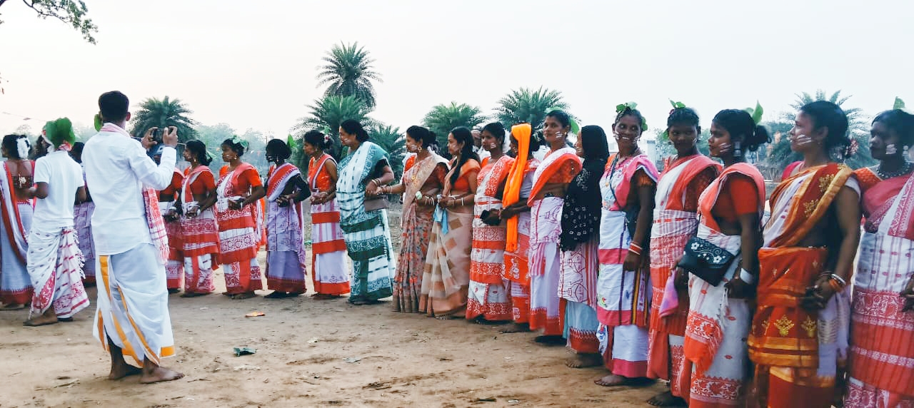 Gamharia: सरहुल महोत्सव में पूजा और भूमिज समाज ने नृत्य के संग की समृद्धि की कामना