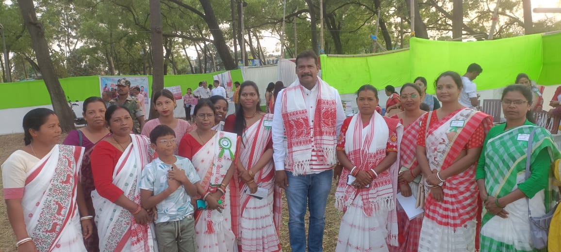 West Singhbhum: माघे पोरोब मिलन समारोह में विधायक सोनाराम ने ढोल-नगाड़ों की धुन पर किया नृत्य