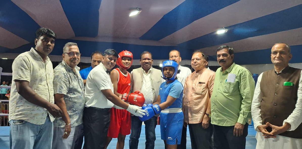 Adityapur: बॉक्सिंग प्रतियोगिता में भागीदार खिलाड़ियों ने दिखाया जोश, शिक्षा मंत्री ने किया सम्मानित