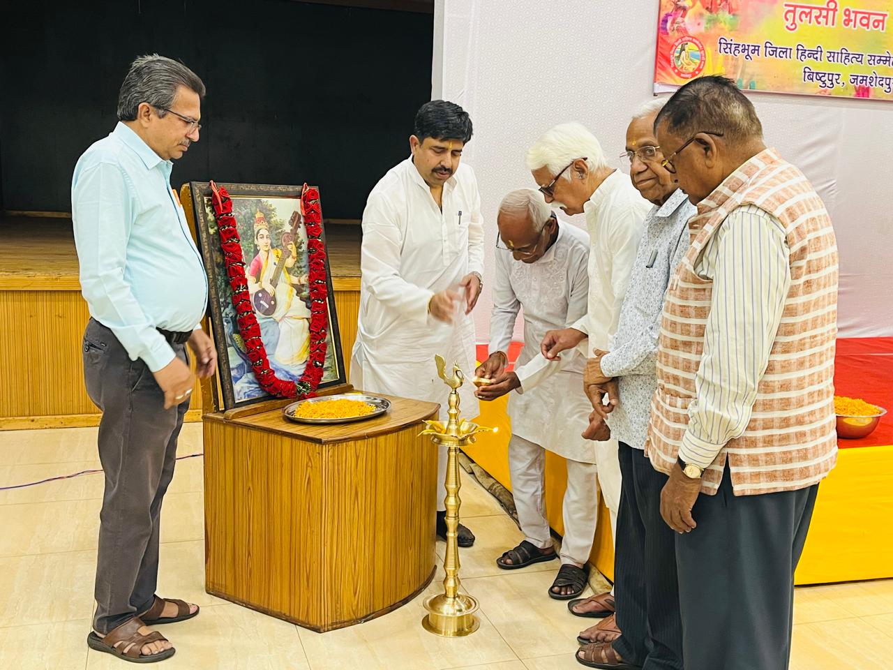 Jamshedpur: तुलसी भवन में नगर के साहित्यकारों का होली मिलन, 80 कलमकारों ने प्रस्तुत कीं काव्य रचनाएं