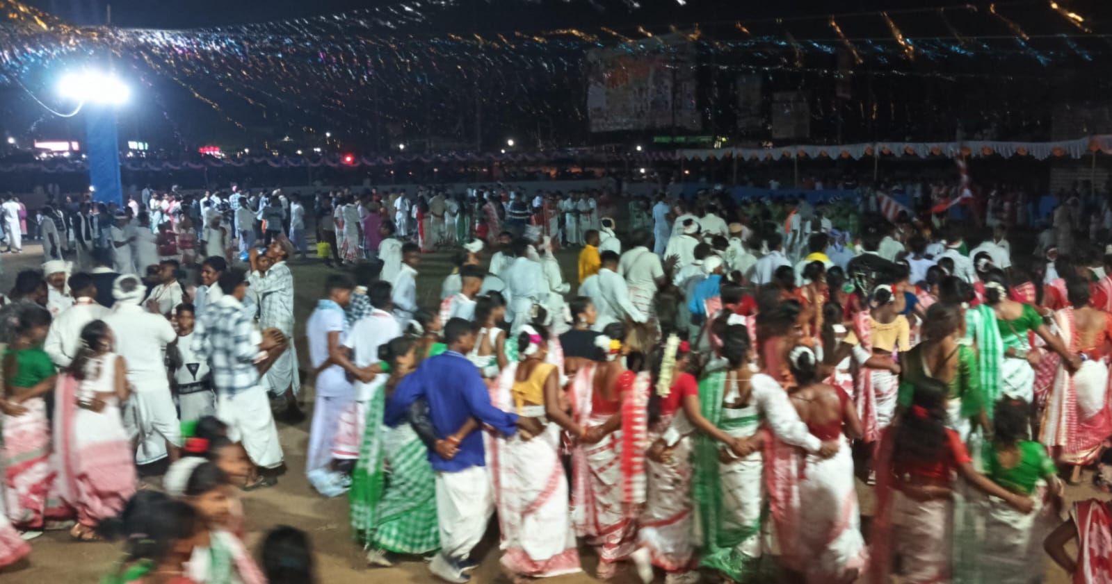 Adityapur : आदित्यपुर फुटबॉल मैदान में मागे मिलन समारोह संपन्न, महिलाओं ने पारंपरिक समूह नृत्य किया