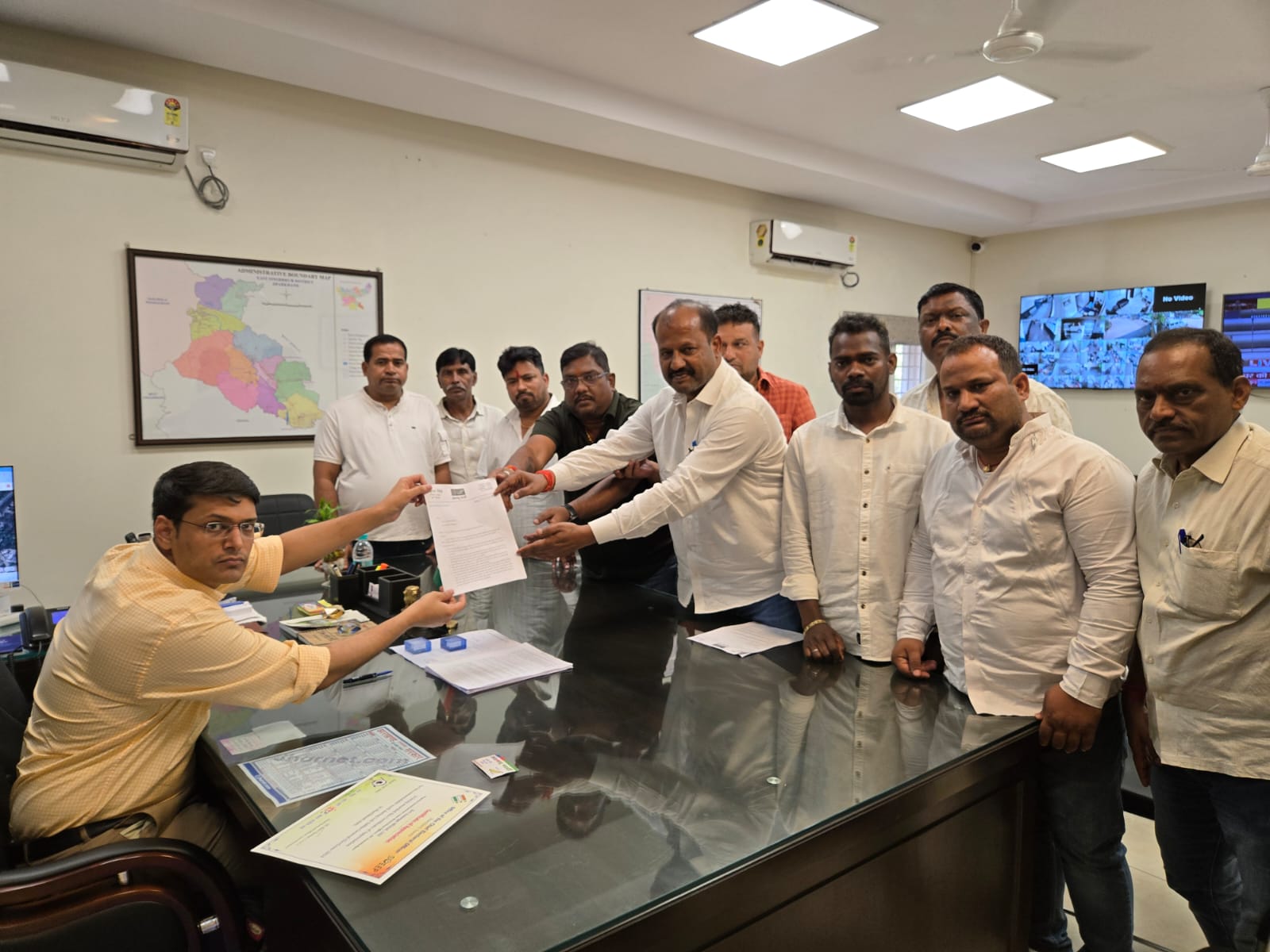 Jamshedpur : यातायात पुलिस के खिलाफ आजसू ने उपायुक्त को सौंपा पत्र