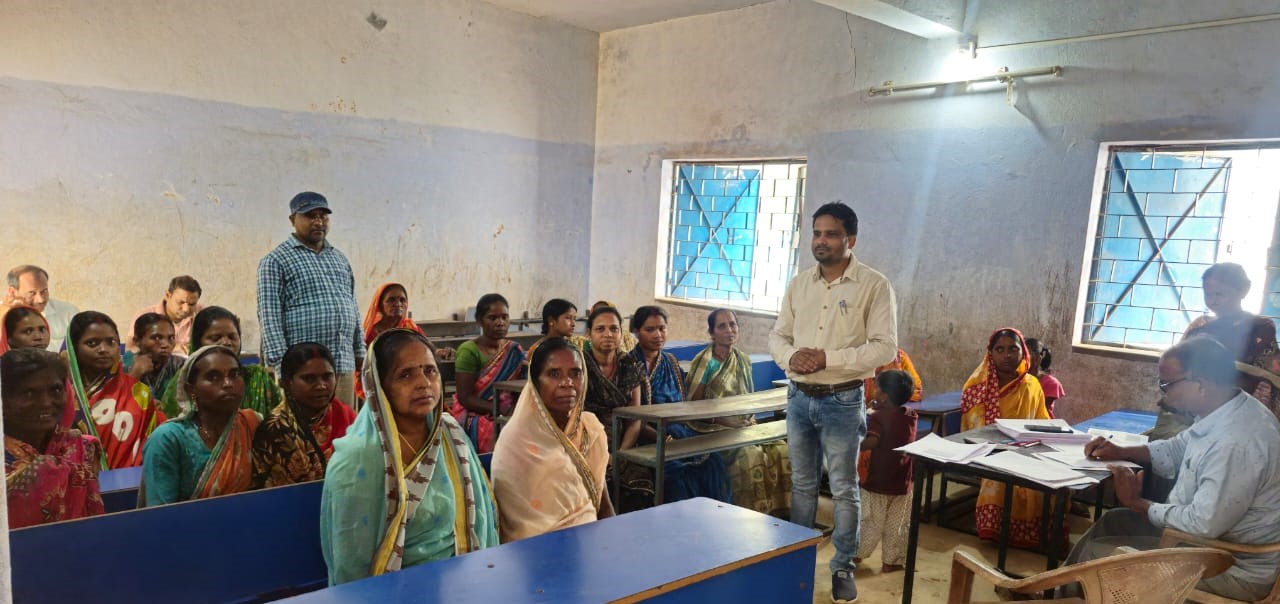 Baharagora : बहरागोड़ा के झांझीया स्कूल में बुनियादी साक्षरता परीक्षा आयोजित, कई महिलाएं देने पहुंची परीक्षा