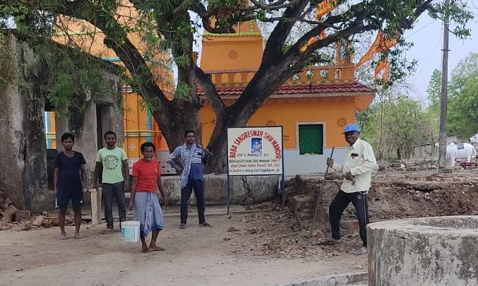 Baharagora : बाबा साढ़ेस्वर शिव मंदिर ट्रस्ट ने मंदिर के जर्जर हिस्से का नवीकरण का कार्य शुरू किया
