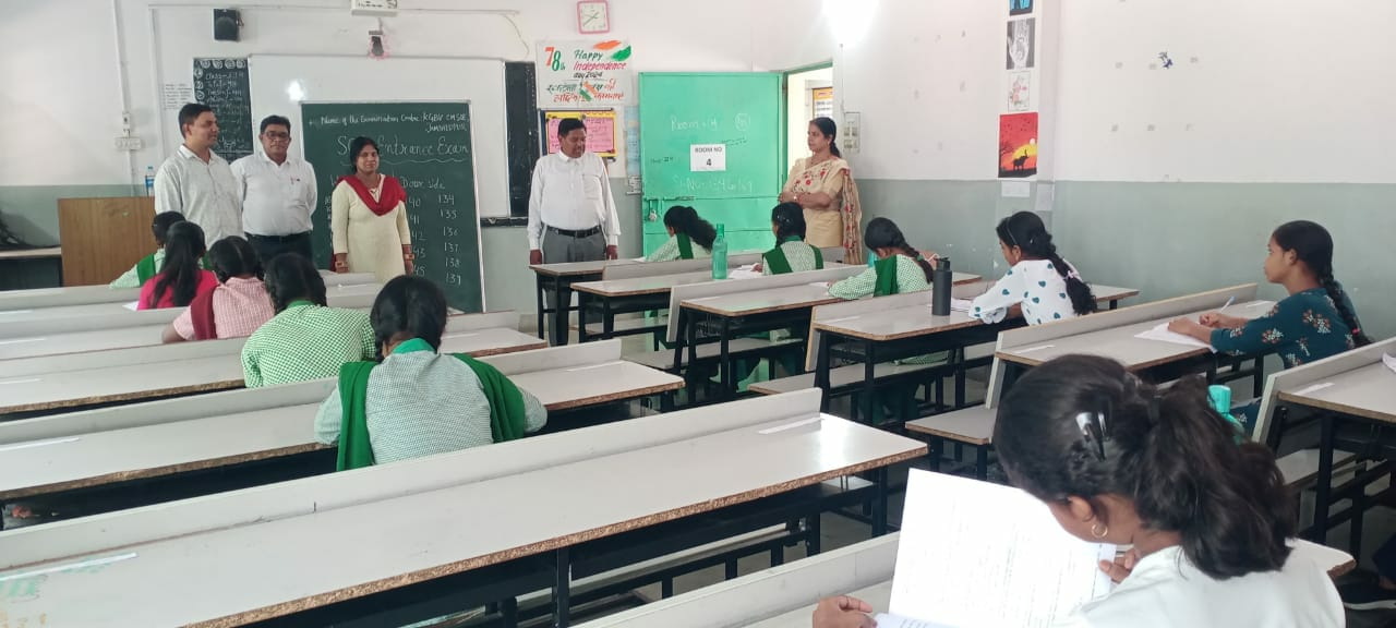 Jamshedpur: CM School of Excellence में नामांकन के लिए शहर में आयोजित हुई परीक्षा