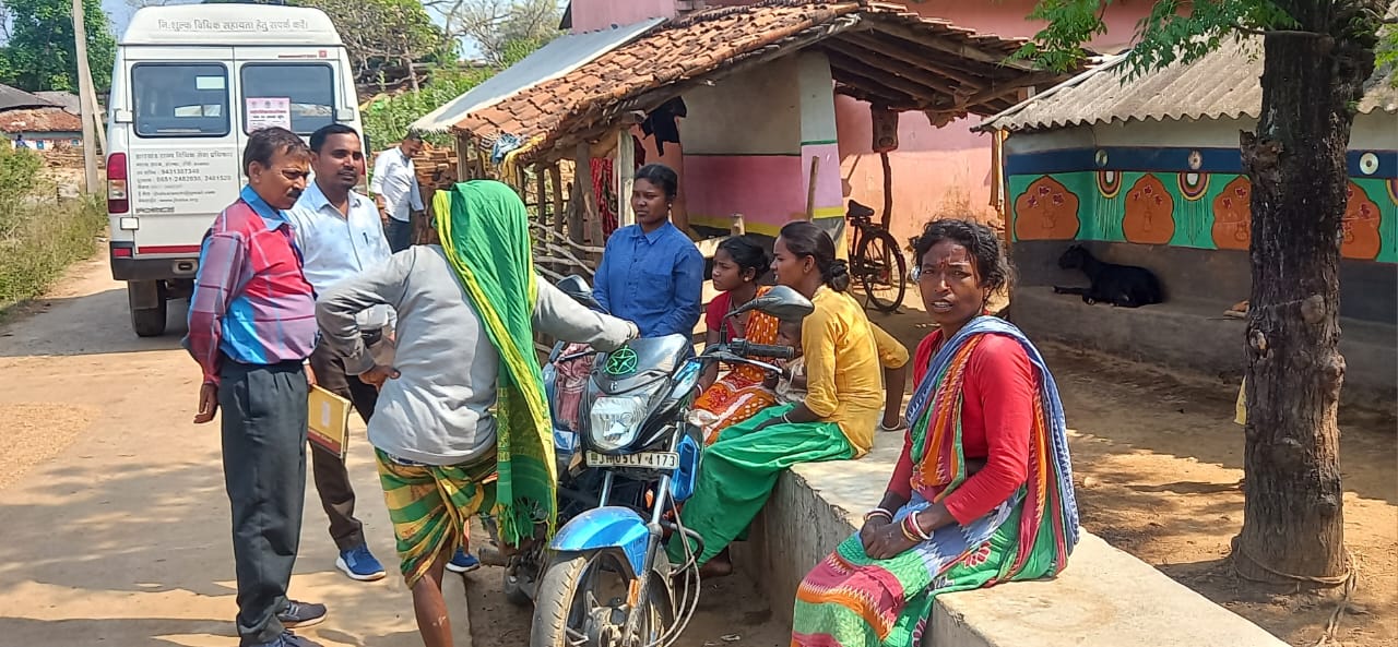 Patamda: डालसा का जागरूकता मोबाइल वैन पहुंचा बोड़ाम, ग्रामीणों को दी गई विधिक जानकारी