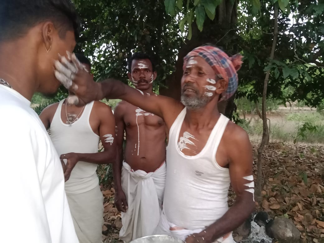 Potka: सरहुल उत्सव, आदिवासी समुदाय ने की नई फसल और वर्षा के लिए प्रार्थना