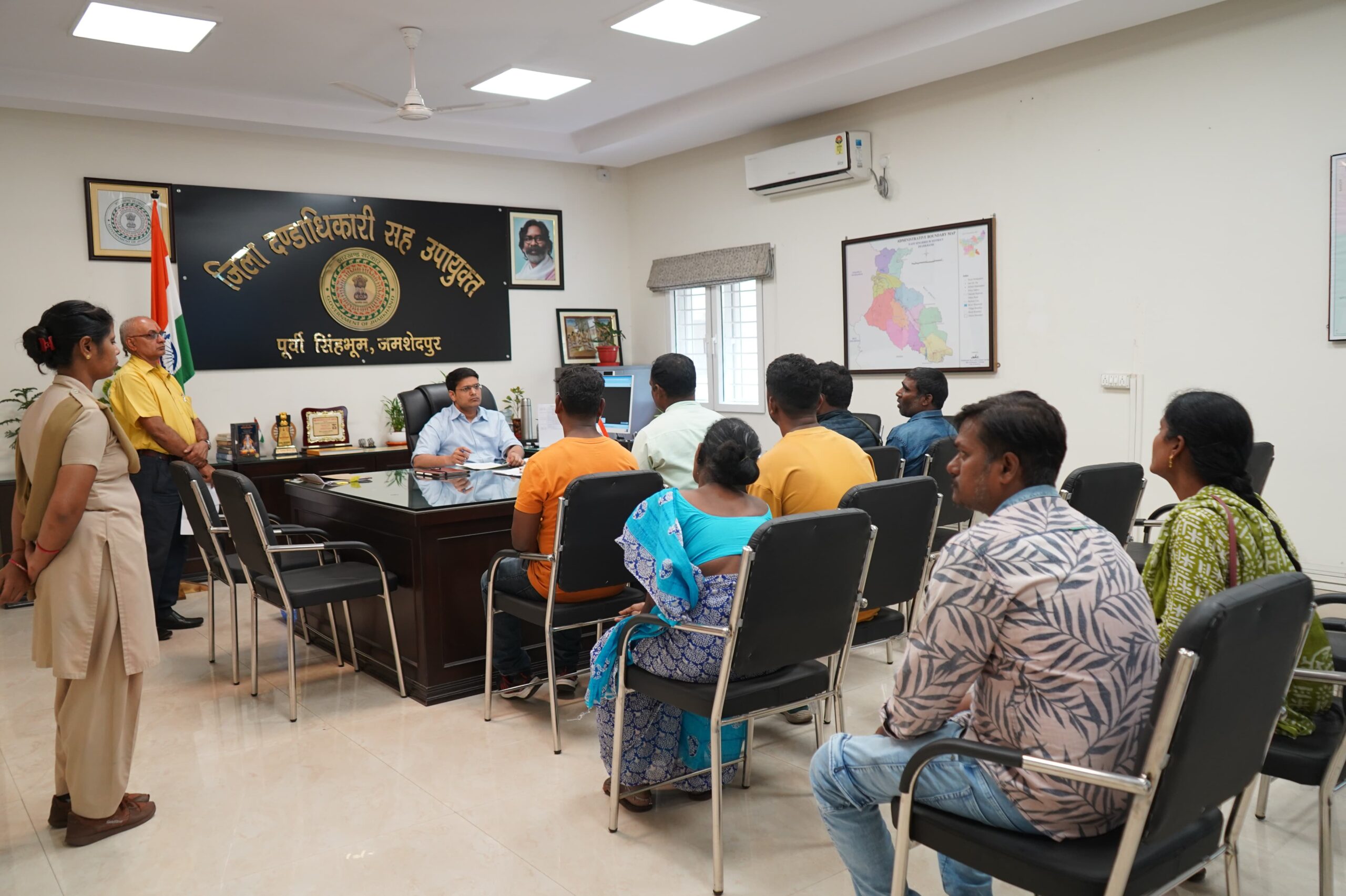 Jamshedpur: जनता दरबार में 50 से अधिक फरियादियों ने सुनाई समस्याएं, मिला ऑन-द-स्पॉट समाधान