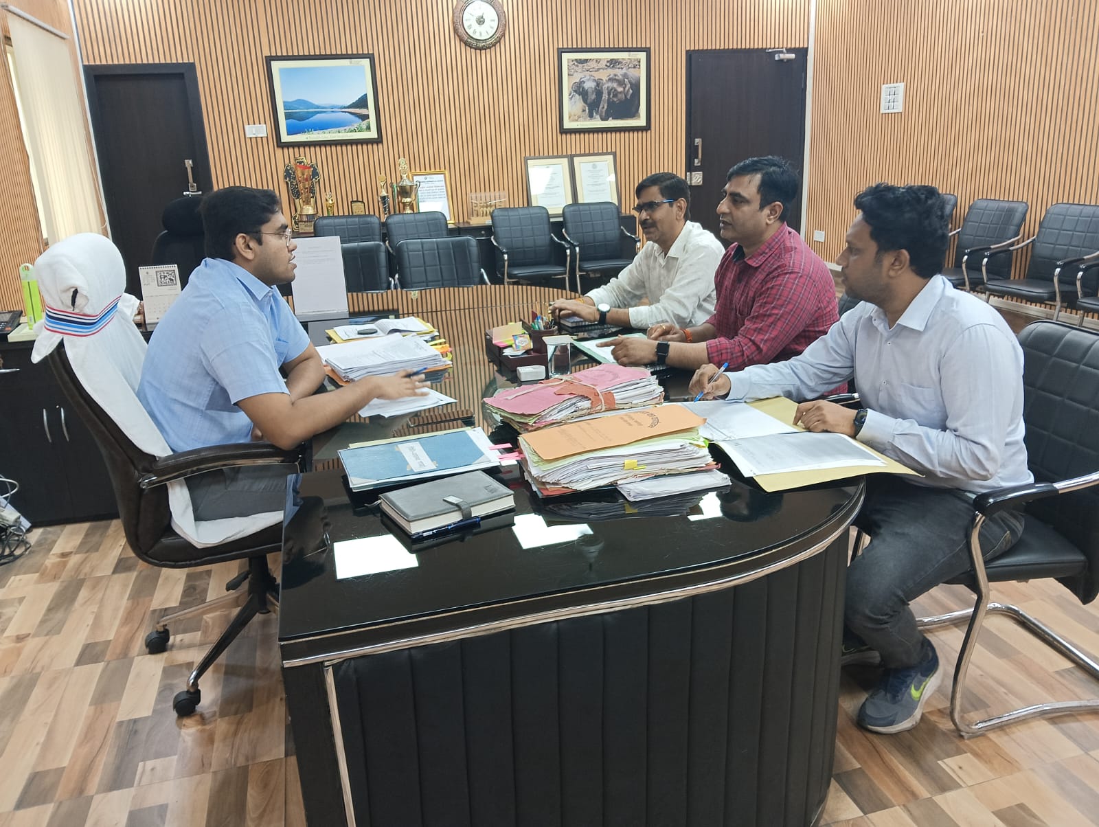 Jamshedpur: छूटे हुए गांवों में जल्द आएगी बिजली, DDC ने दिए नए दिशा-निर्देश