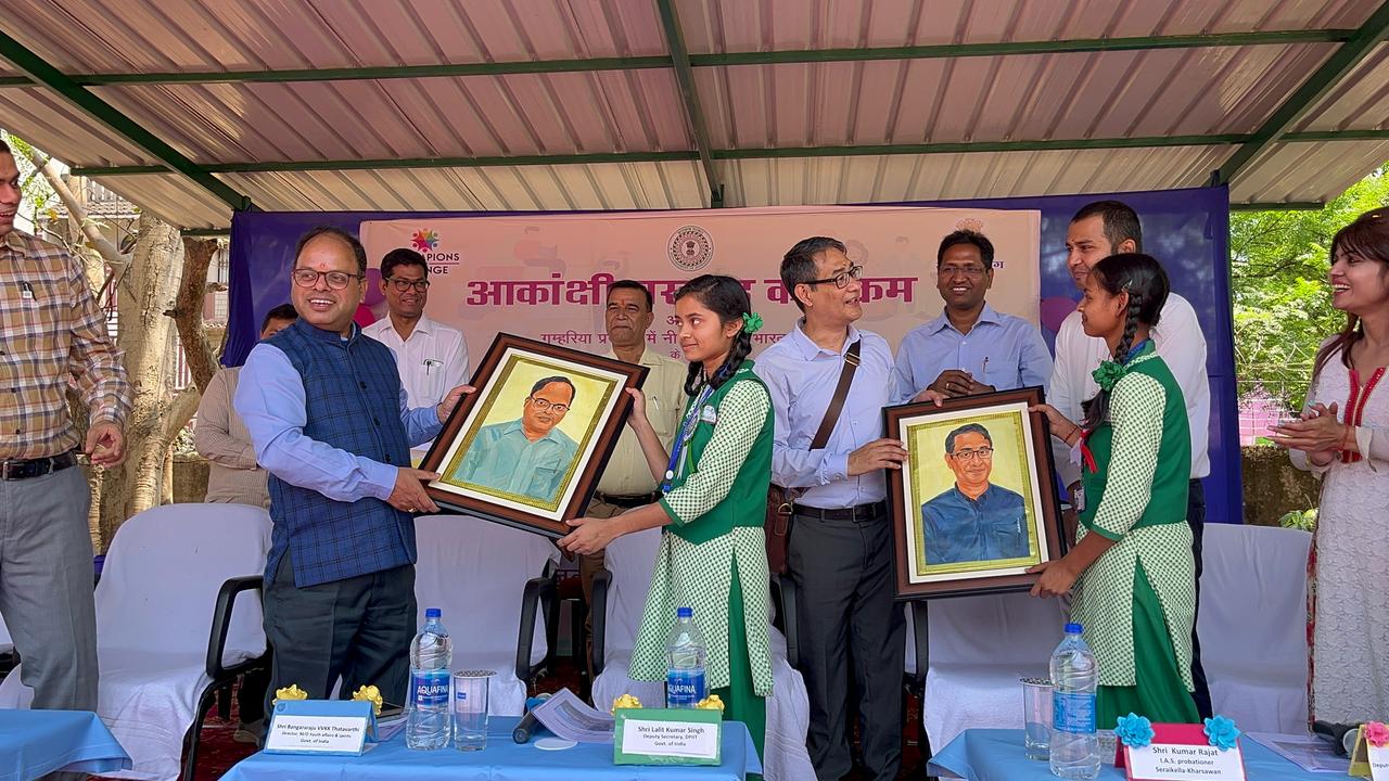 Gamharia: नीति आयोग की टीम का दौरा, गम्हरिया प्रखंड में योजनाओं का किया निरीक्षण