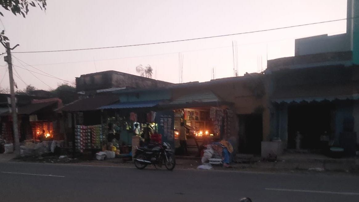 Patamda: बिजली विभाग की लापरवाही से ग्रामीण परेशान, चार दिनों से अंधेरे में काट रहे रात