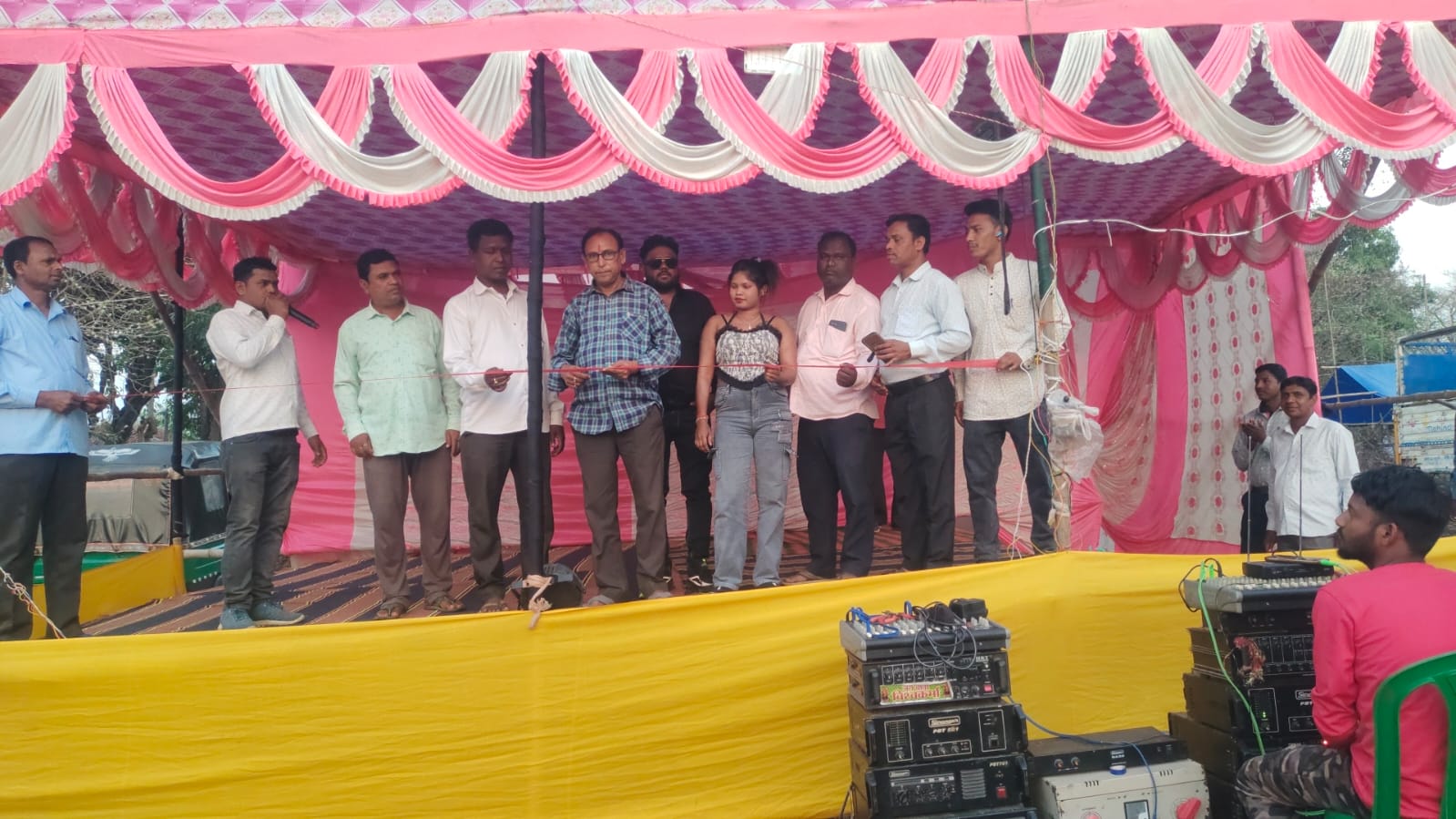 Saraikela: सामूहिक आदिवासी सरहुल महोत्सव, रंगारंग प्रस्तुतियों और छऊ नृत्य ने लगाया चार चांद