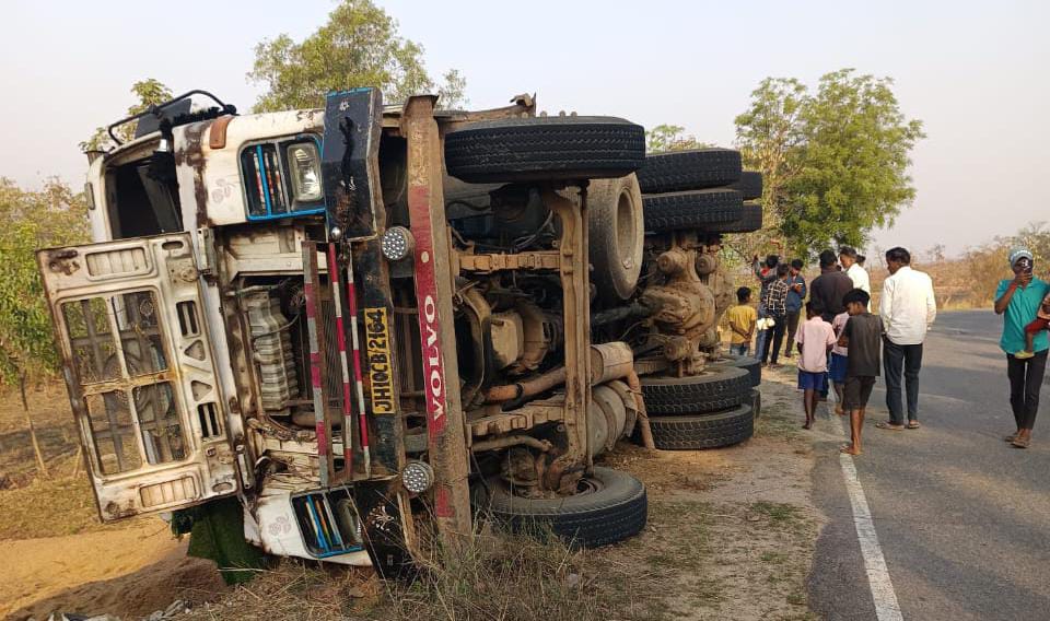 Saraikela :  बालू लदा हाइवा पलटा, बाल-बाल बचा चालक