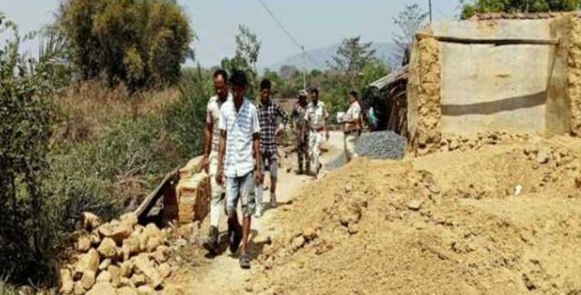 Ghatshila : पत्नी के मामला दर्ज कराने के बाद उड़ीसा पुलिस ने काकडीशोड़ से सास, ससुर सहित दमाद को किया गिरफ्तार