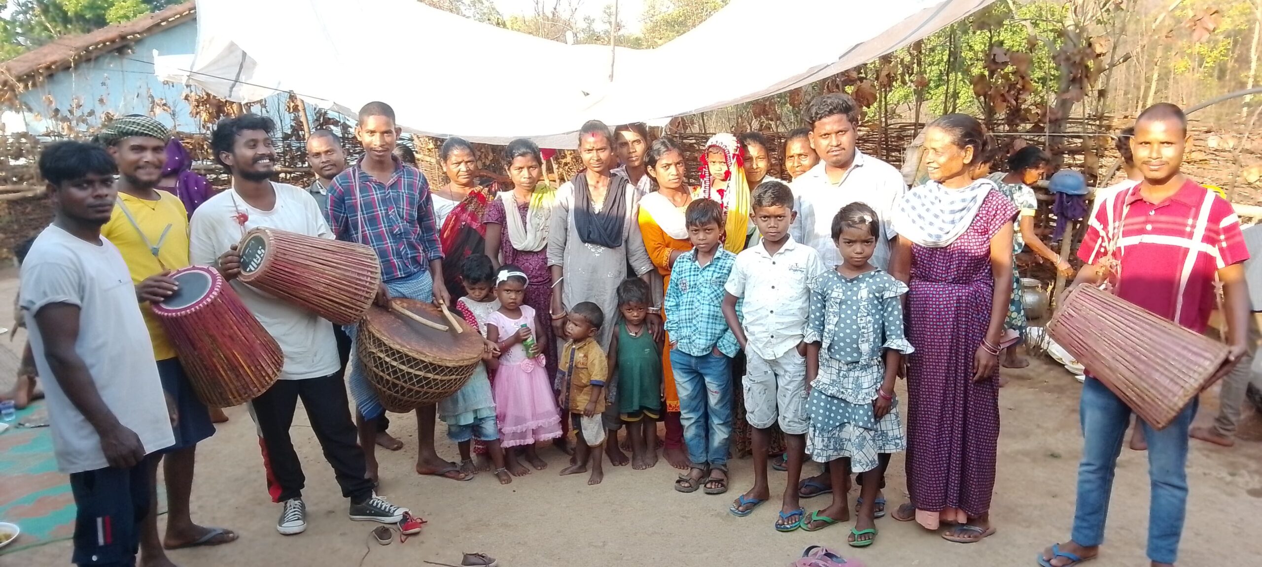 Jharkhand: झारखंड के इस गांव में तीन दांतों वाली बच्ची की “कुत्ते” से हुई शादी, आदिवासी समाज ने निभाई पुरानी परंपरा