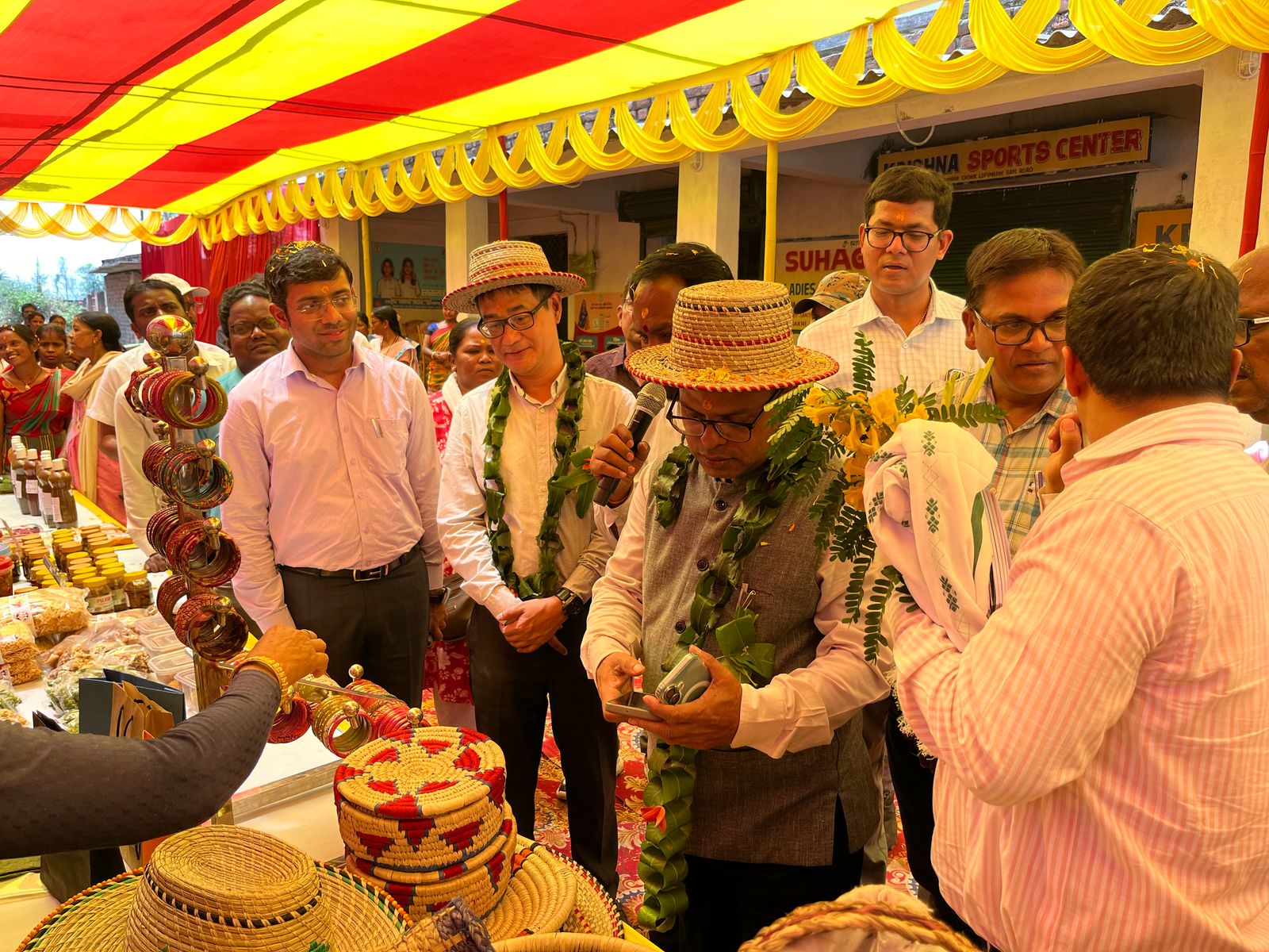 Gamharia: नीति आयोग की टीम ने गम्हरिया प्रखंड के पंचायतों का किया दौरा, किसानों से की बातचीत