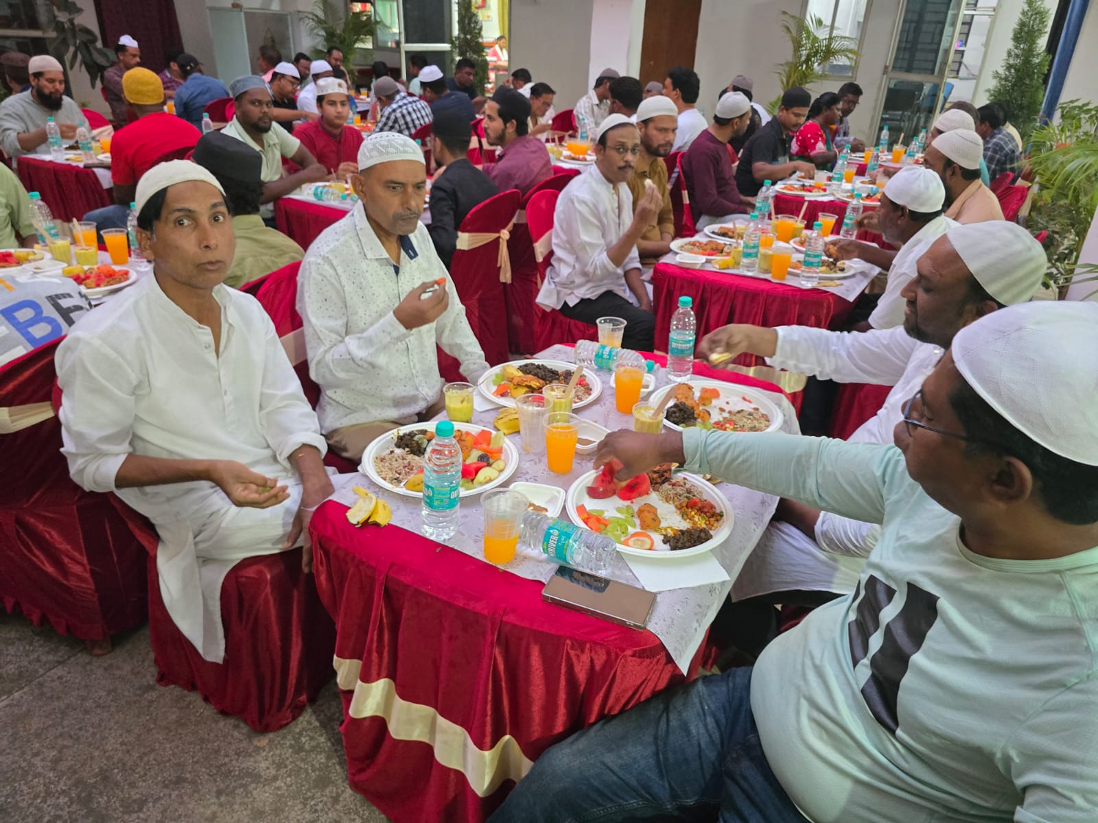 Bahragora: माह-ए-रमज़ान पर बहरागोड़ा में आयोजित दावत-ए-इफ्तार में जुटे विभिन्न समुदाय