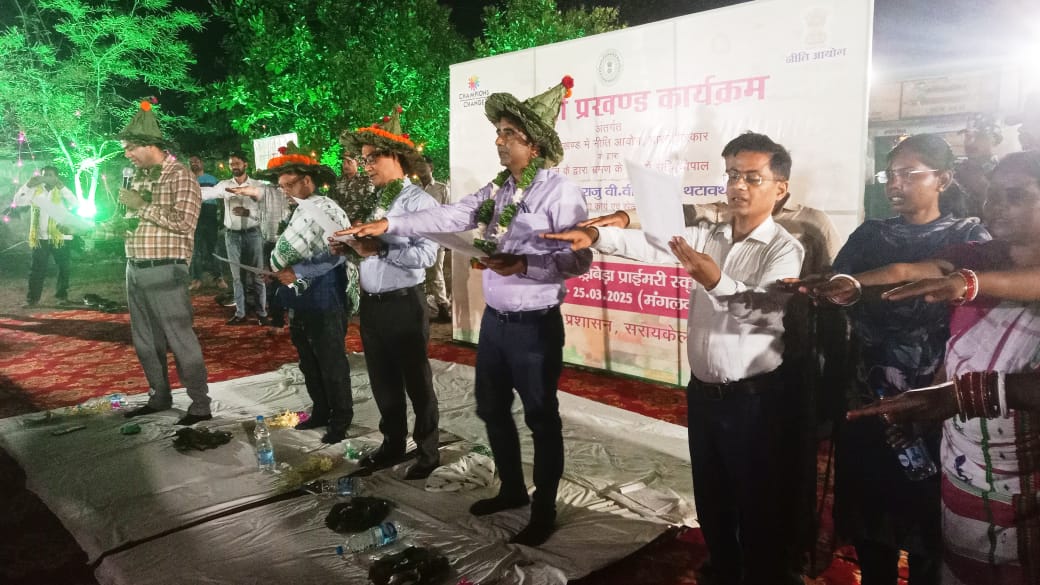 Gamharia : रात्रि चौपाल में नीति आयोग की टीम ने महिलाओं व बच्चों से सुनी समस्या, लिया स्वच्छता का संकल्प