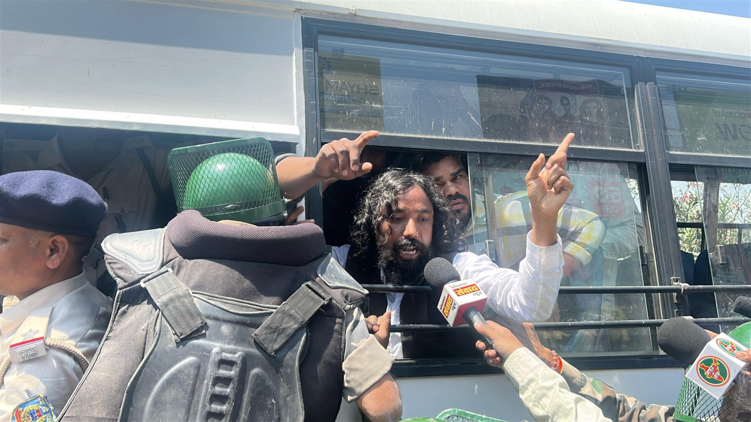 Ranchi : प्रदर्शन के दौरान देवेंद्र नाथ महतो को पुलिस ने किया गिरफ्तार