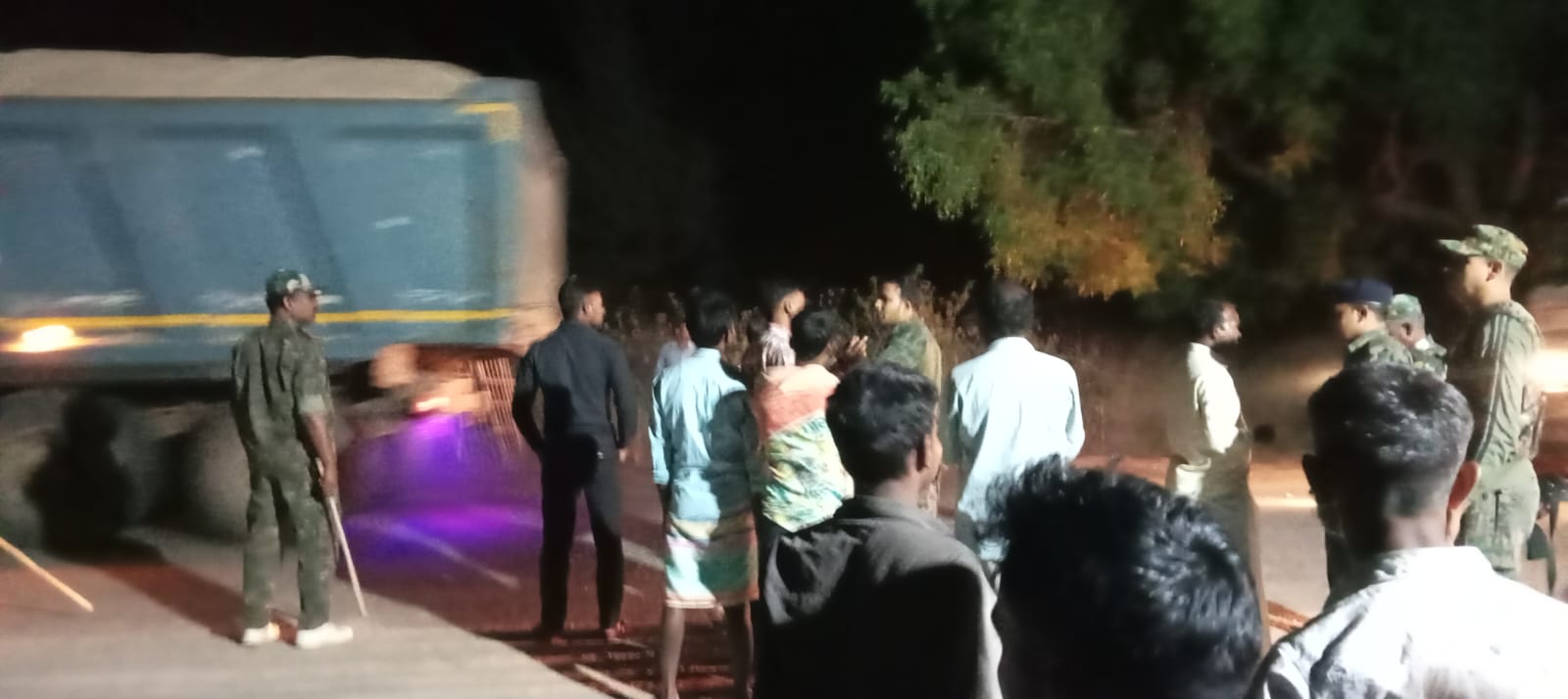 Saraikela: अवैध बालू परिचालन के खिलाफ ग्रामीणों का विरोध, रोके बालू लदे 50 हाइवा