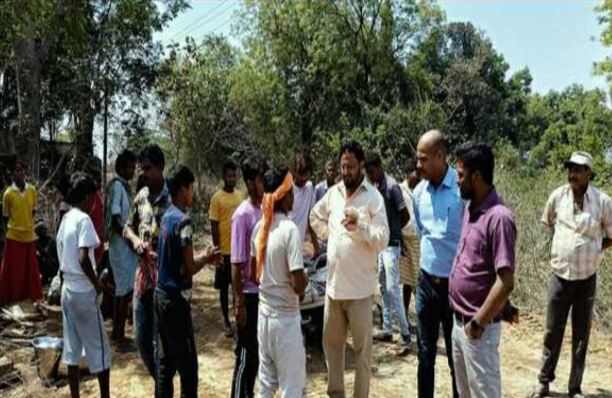 Ghatshila: मंदिर के सामने मुर्गा दुकान लगाने को लेकर दो पक्षों में हुई तीखी झड़प