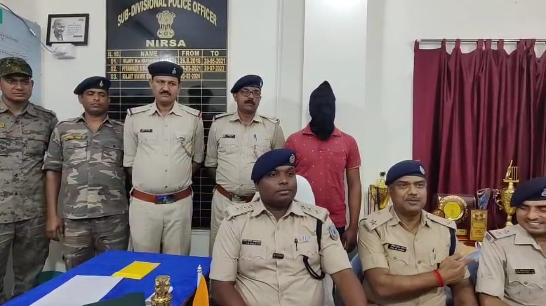 Dhanbad: निरसा पुलिस ने 8 घंटे में सुलझाया चेचिस लूट कांड, आरोपी मंटू यादव गिरफ्तार