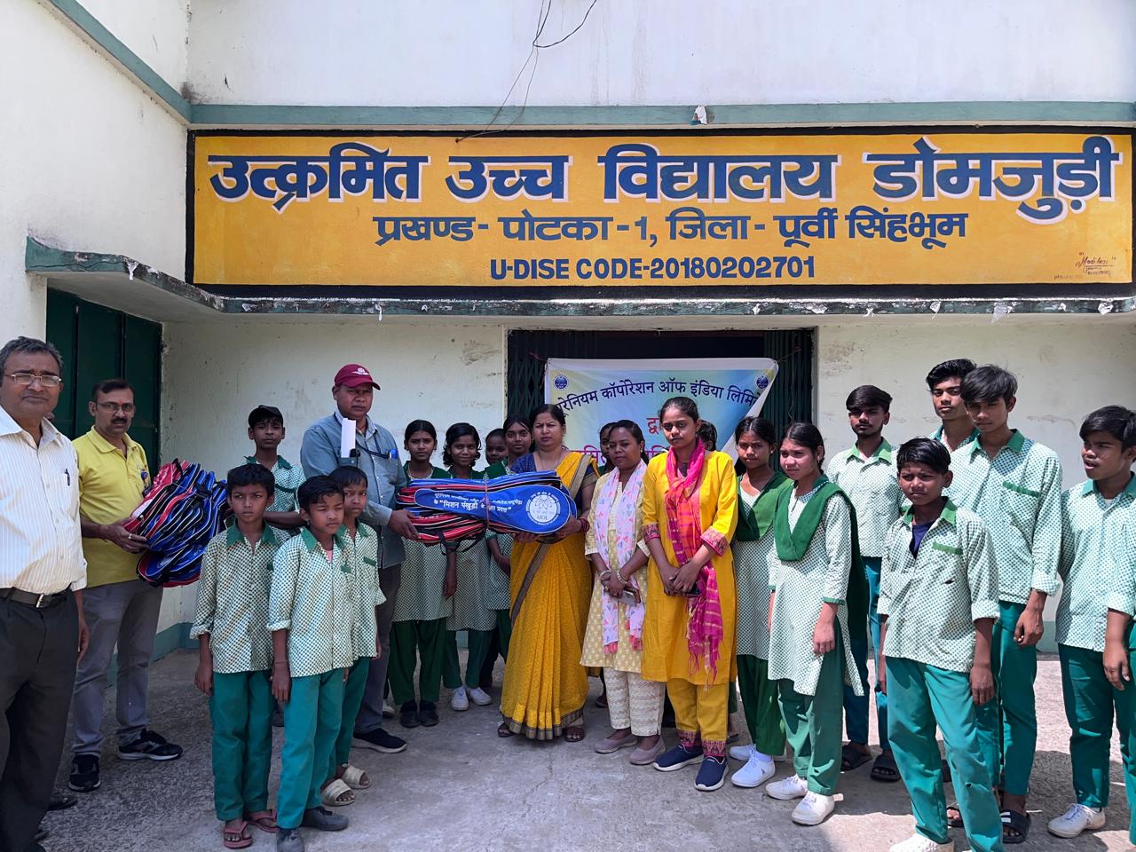 Jadugora : यूसिल ने पांच स्कूल में 250 बैडमिंटन रैकेट का किया वितरण