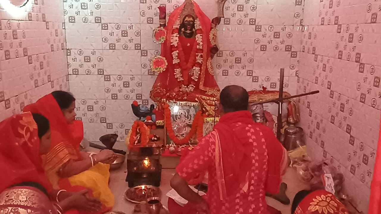 Jadugaora : मुक्ति धाम में मां काली की प्रथम रूप की हुई पूजा, उमड़ी भक्तों की भीड़
