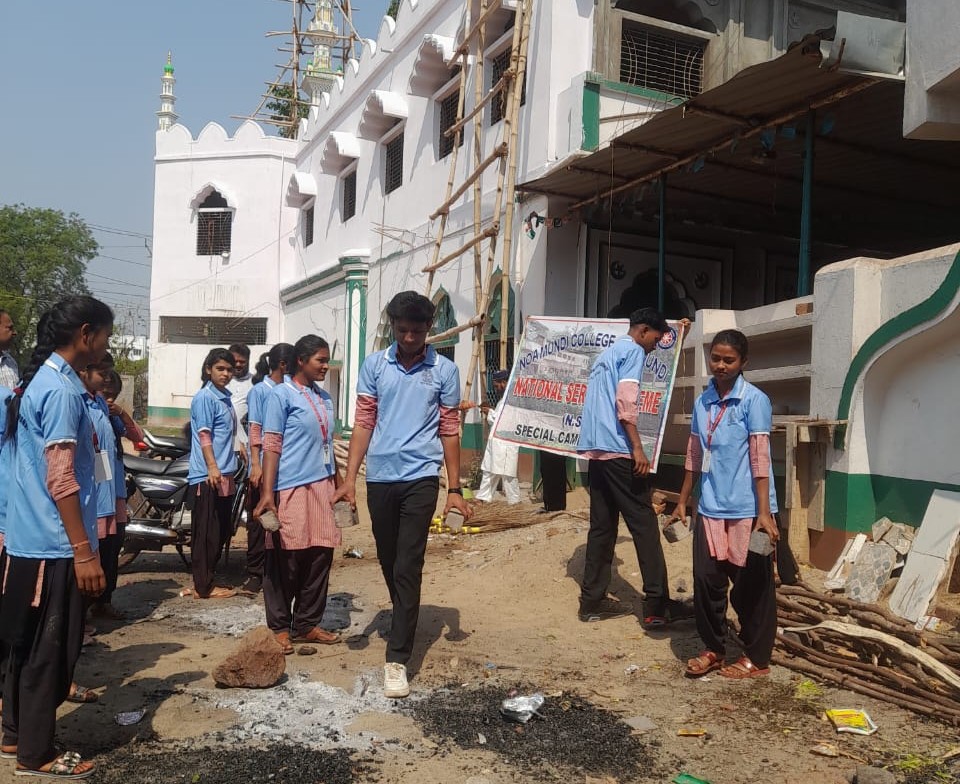 West Singhbhum: रमजान के मौके पर नोवामुंडी कॉलेज के छात्रों ने की मस्जिदों की सफाई, समाज को दिया महत्वपूर्ण संदेश
