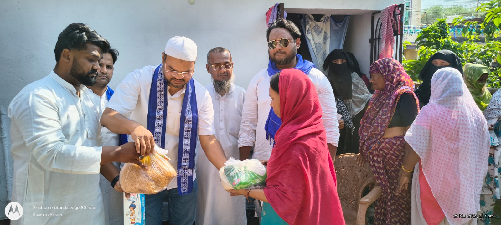 Jamshedpur: काशिफ रजा ने ज़रूरतमंदों को ईद मुबारक किट बांटे, मोदी सरकार पर किया हमला