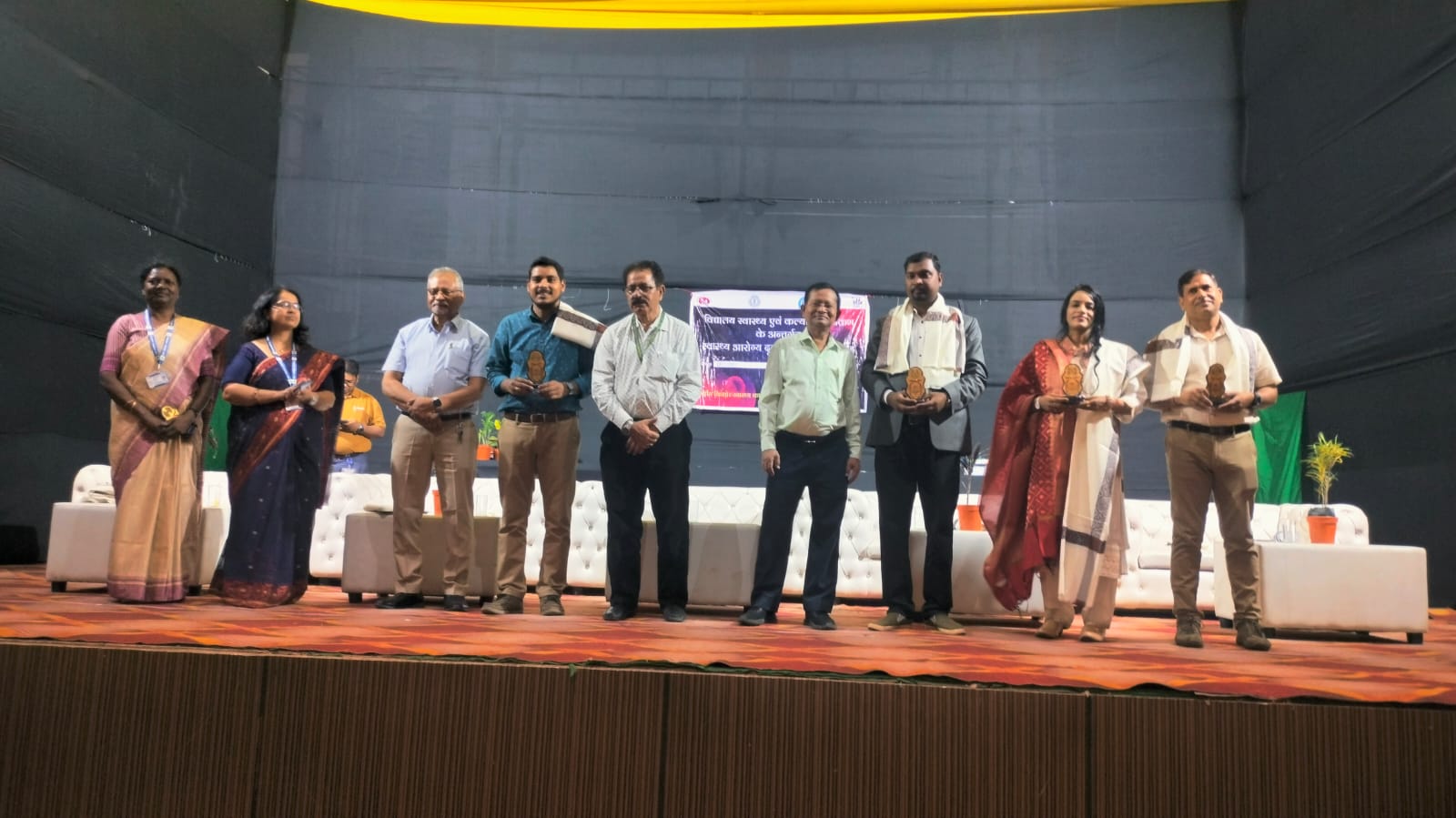 Jamshedpur: बिरसा मुंडा टाऊन हॉल में सभी प्रखंडों के आरोग्य दूतों का हुआ सम्मान