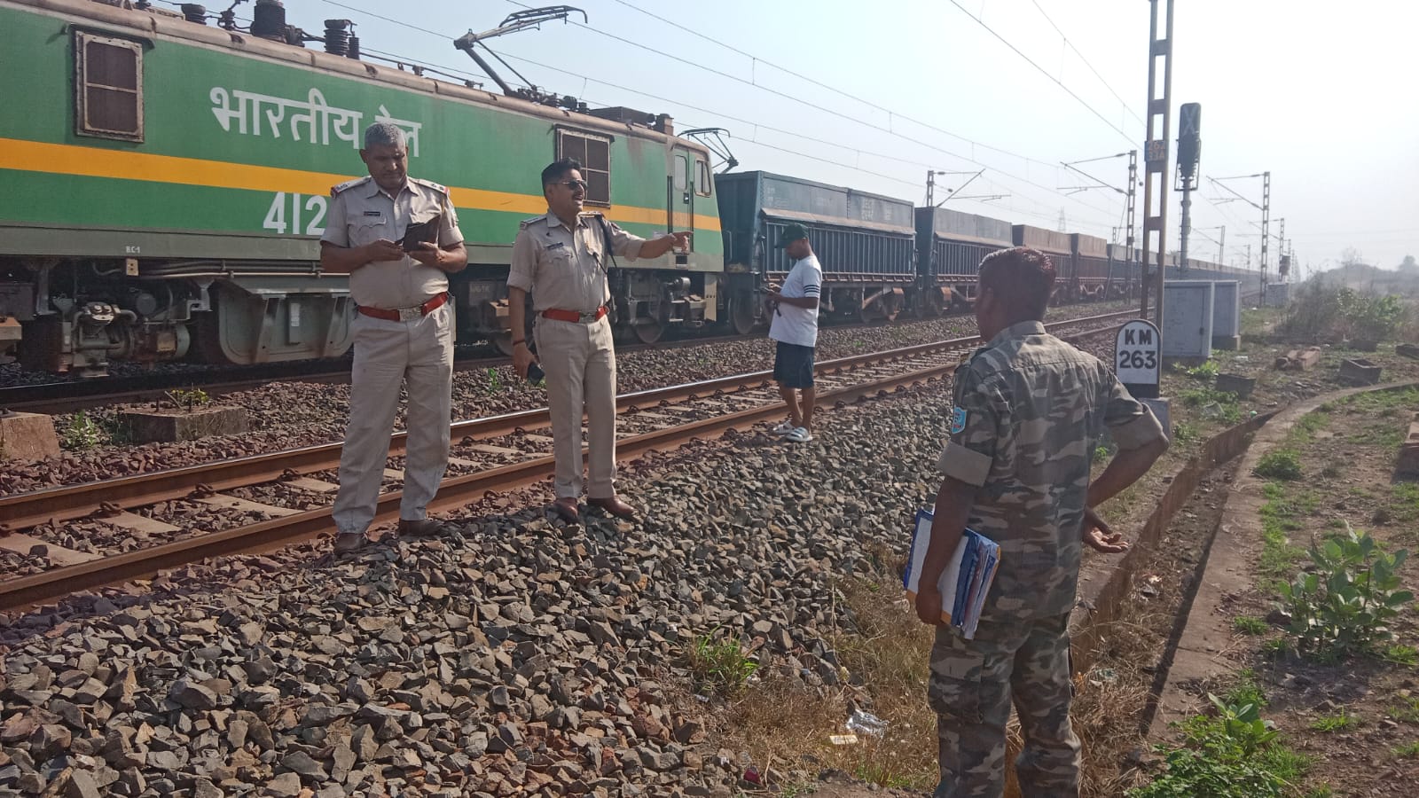 Gamharia: रेल पटरी पर नग्न अवस्था में मिला महिला क्षत – विक्षत शव, हत्या की आशंका